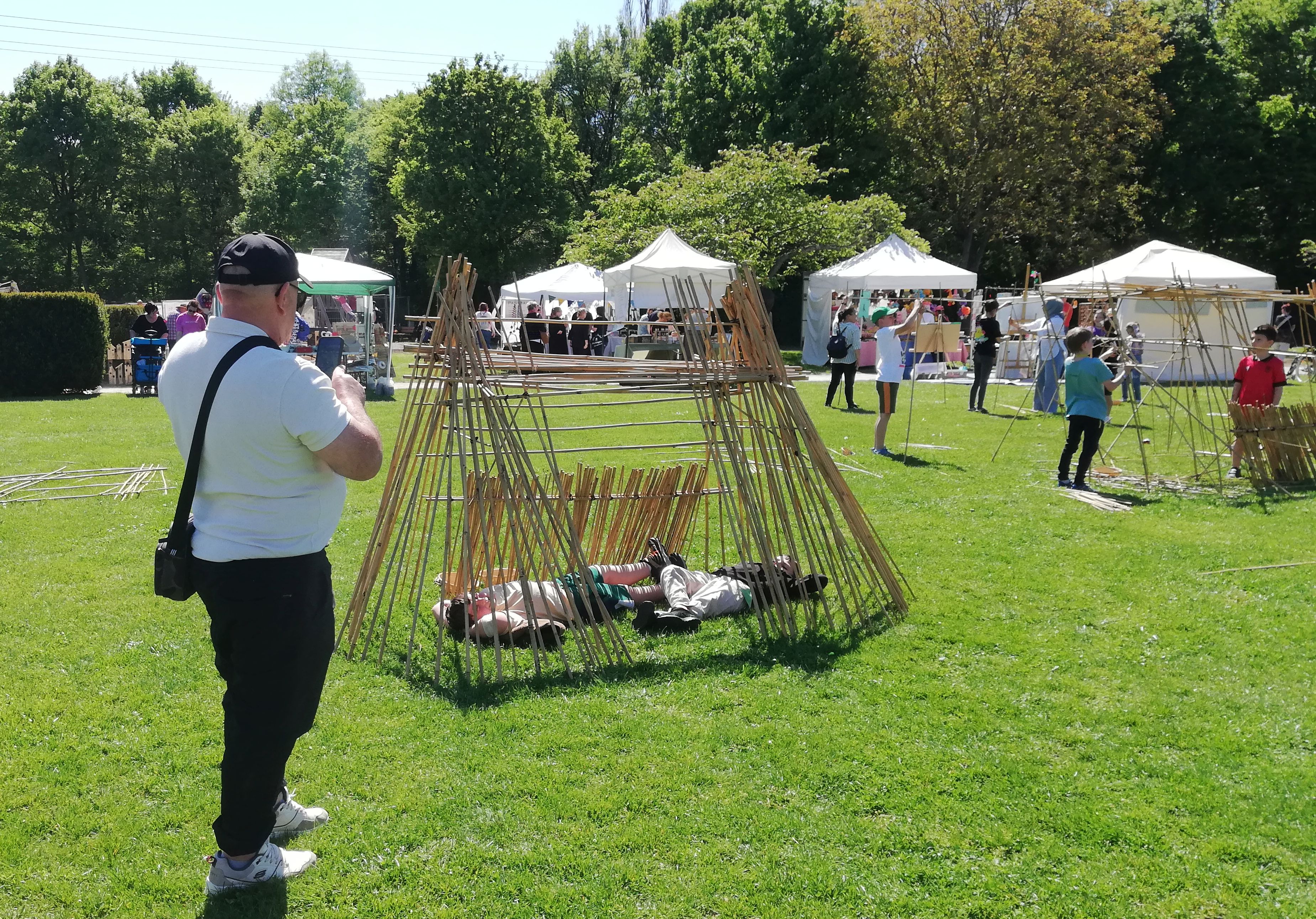Kinder im Tipi aus Bambusstäben auf dem Bruckenwasenfest für die ganze Familie in Plochingen